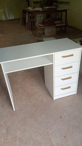 Mesa de 1 metro com 4 gavetas