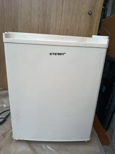 Frigobar 50L termoelétrico Eterny, ET23001B, funcionando
