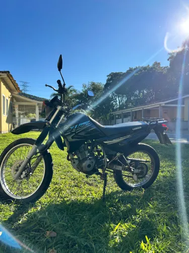 Vendo Yamaha XTZ 125K, ano 2006, na cor preta.