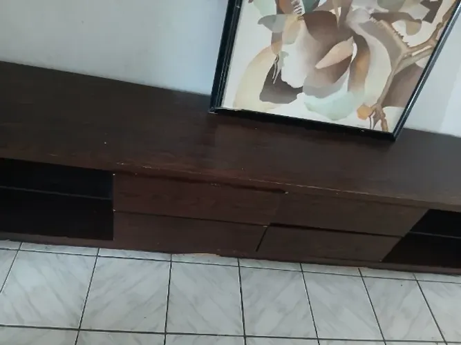 Rack de madeira maciça precisa de muito ajuda para levar