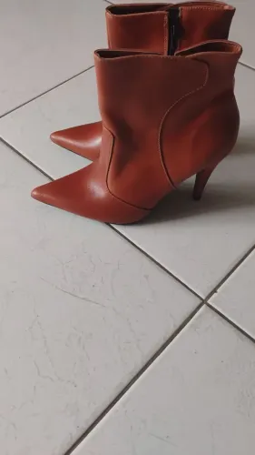 Vendo bota de couro cano curto