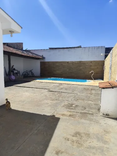 Casa térrea com piscina
