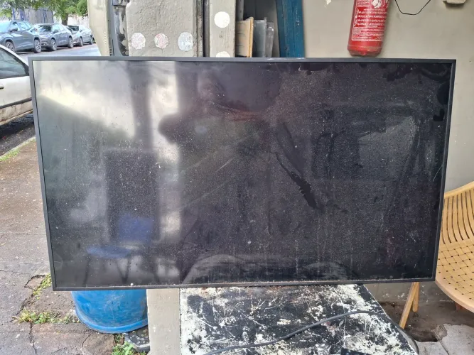 TV Samsung 60 polegadas com tela trincada