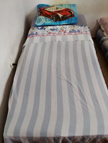Cama solteiro, mais cama auxiliar