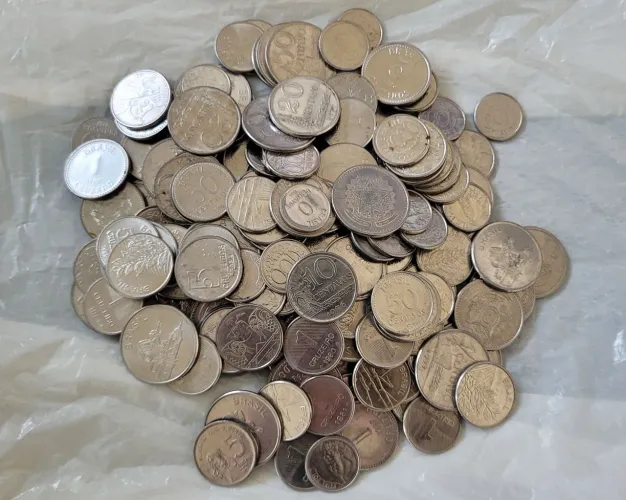 Lote com mais de 150 moedas antigas