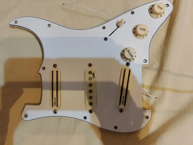 Escudos Stratocaster completo com captação Dimarzio Fast Track
