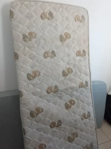 Vendo dois colchões de solteiro cada um por R$160,00