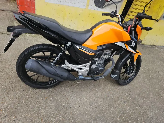 Titan  160 laranja 