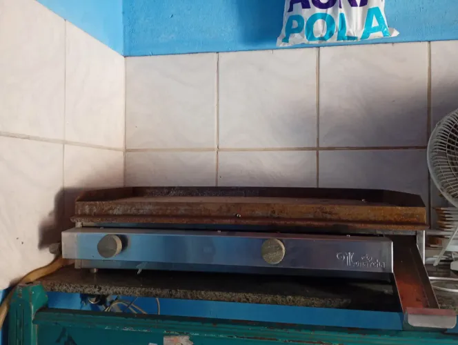 Vendo 1 chapa com gaveta 2 queimadores funcionando perfeitamente
