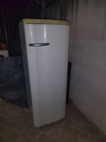 Vende se geladeira 