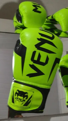Luva Venum 12 onças verde com escrita preto