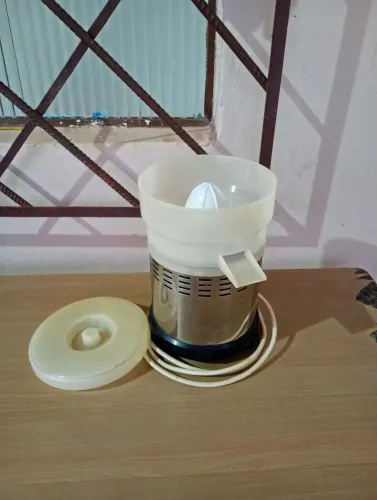 Espremedor de laranja e limão elétrico, funciona normalmente é ótimo.