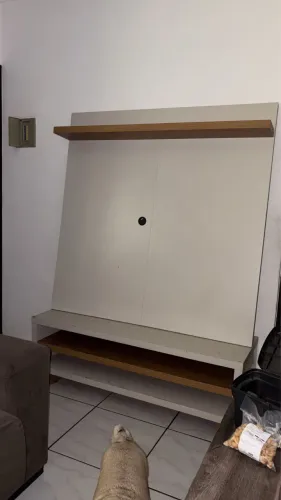 Painel para TV em MDF Branco/Amadeirado - Ótimo Estado