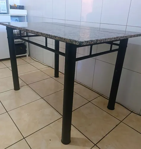 Mesa de Ferro com Tampo em Granito