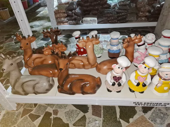 Renas feitas em cerâmica branca envernizado