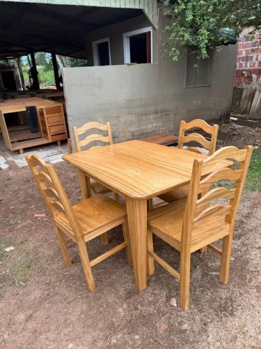 Vendo mesa de madeira 4 cadeiras 