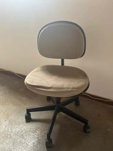 vendo cadeira de escritório pequena em ótimo estado