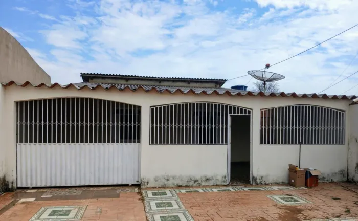 ALUGA-SE CASA BEM AMPLA !