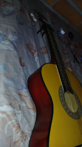 Violão com cavalete quebrado