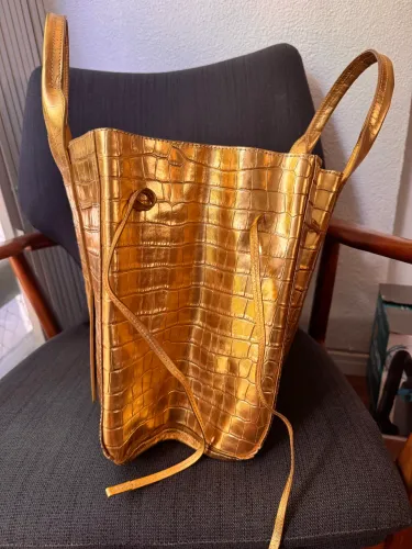 Bolsa Schutz dourada
