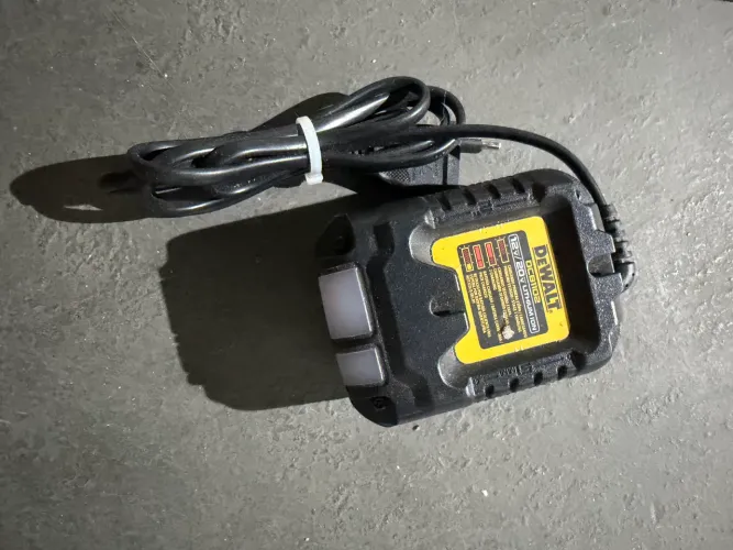 Carregador Dewalt Semirapido McLaren