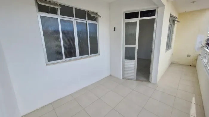 Apartamento Grande 3 Quartos, Varanda, Área de Serviço, Ótima Ventilação e Iluminação Natu