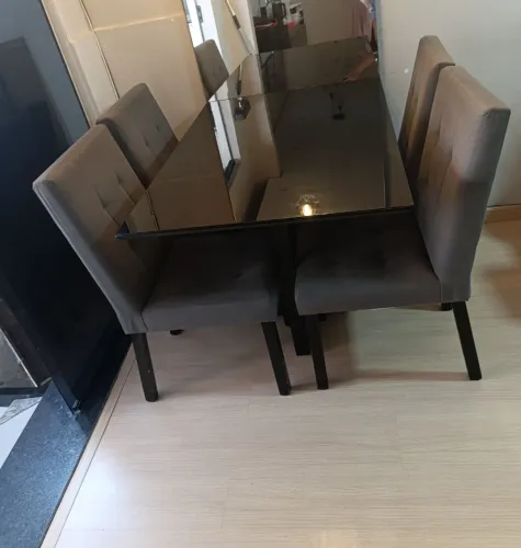 Mesa de jantar com 4 cadeiras