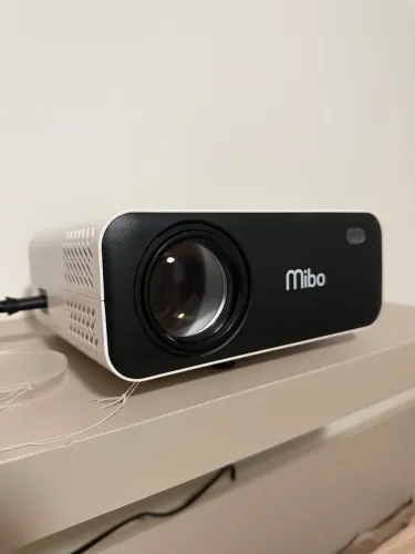 Projetor Mibo 2800 lumens Wi-Fi com alto falantes e alta resolução
