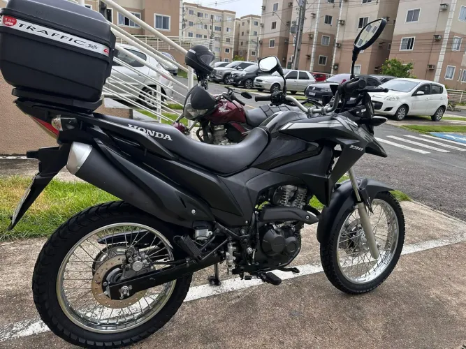 Vendo uma moto XRE 190 IPVA pago único dono. Baixa quilometragem.
