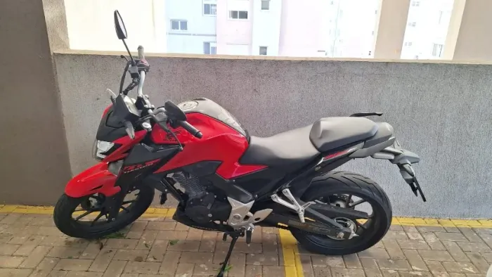 CB Twister 300F ABS pouca rodagem, moto sem detalhe