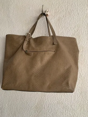 Bolsa de couro sintético  com algumas marcas de udo