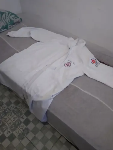 Jaleco universitário e sapato branco 41