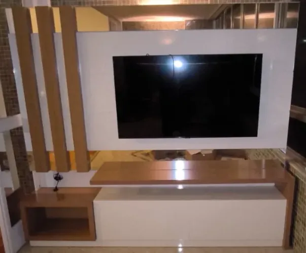 VENDO RACK EM MDF E ESPELHOS. NICHO ILUMINADO,  DUAS PORTAS E SUPORTA TV ATÉ 60 POLEGADAS