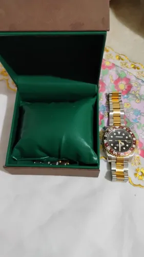 Relógio deesio importado, mecânico não precisa de pilha funciona com movimento, elegante.
