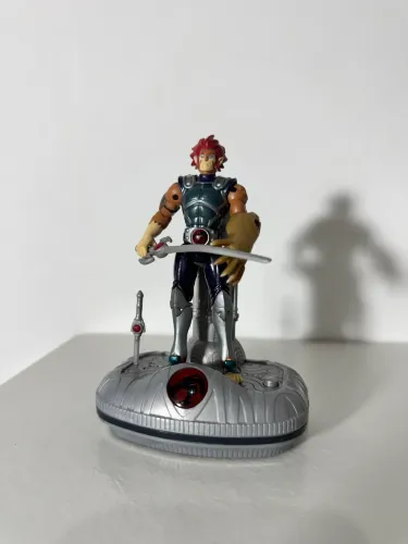 Boneco Action figure Lion Thundercats com base Bandai