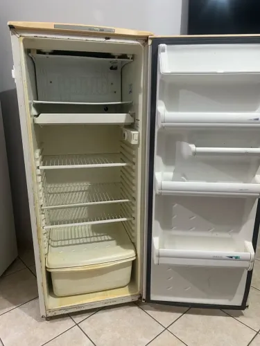 Vende -Se Uma Geladeira Cônsul,Das Antigas Com Marca De Uso Mais Funcionando Tudo