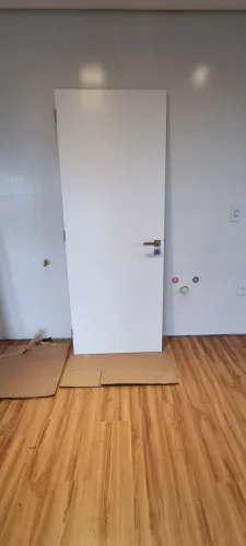 Porta laqueada com caixilho 2.10x80. Completa, Nova