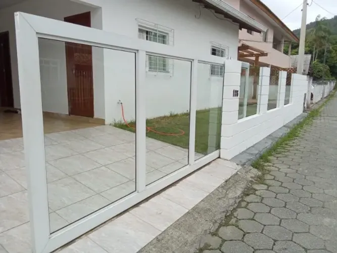 Portão de Alumínio Branco com Vidro Temperado + Fechamento Frontal (Muro de Vidro)