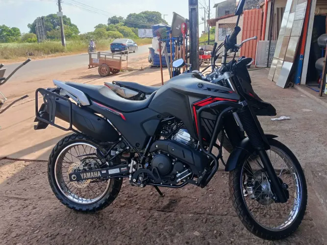 XTZ Lander 250 conected, em estado de zero.
