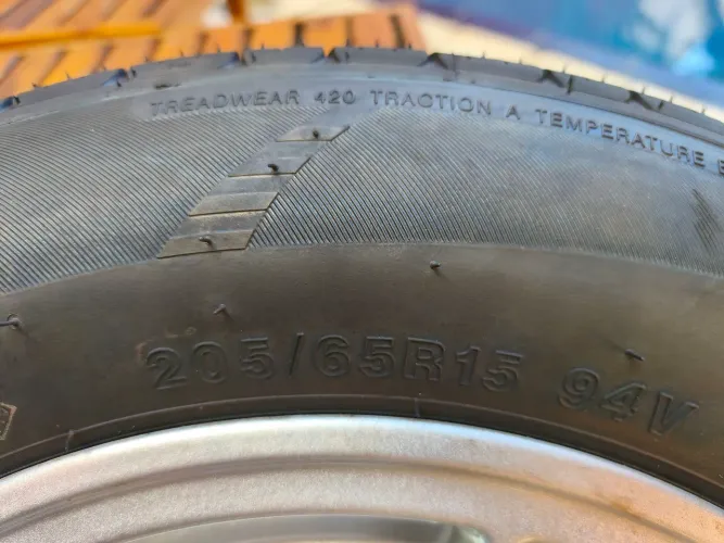 Vendo 4 pneus novos Itaro 205 65 15