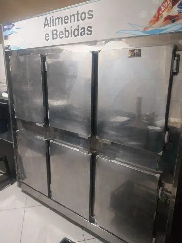 Geladeira industrial 6 portas inox pro frios em perfeito estado .