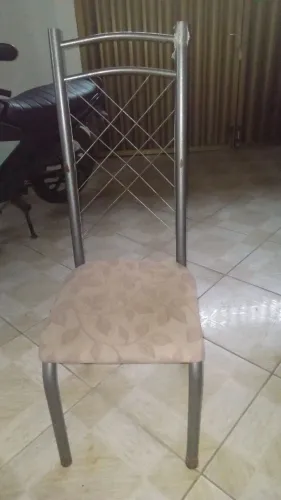 Vendo mesa de tampo de mármore,  usada com 6 cadeiras em bom estado .