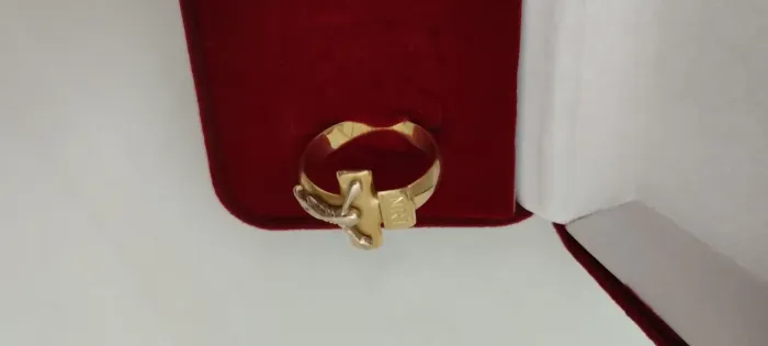 Lindo anel de ouro maciço tamanho 24 vendo ou troco valor negociável 5.500