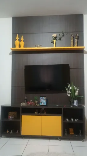 Vendo painel de tv em MDF e rack com vidro e enfeites incluso
