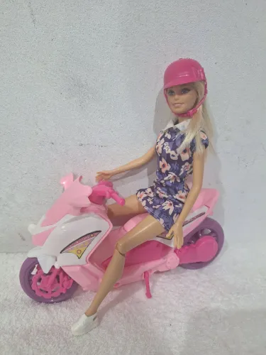 Boneca Barbie e moto