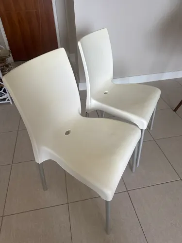 VENDO DUAS CADEIRAS BRANCAS