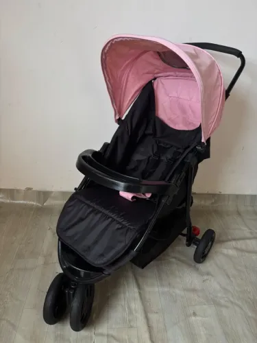 Carrinho de bebê não está desbotado e nada quebrado