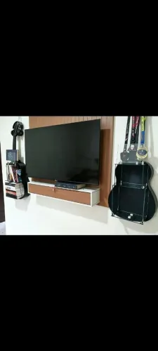 Prateleira artesanal, feita apartir do corpo de um violão, detalhes em vidro e madeira.