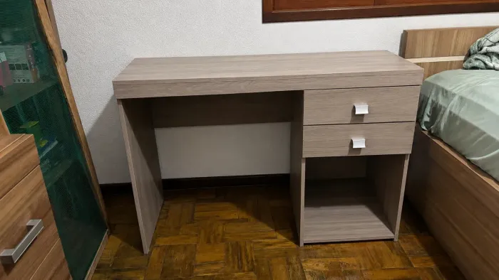Escrivaninha com gavetas