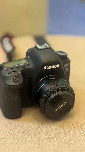Canon EOS 6D Mark II Full Frame + Lente 50mm f/1.8.
